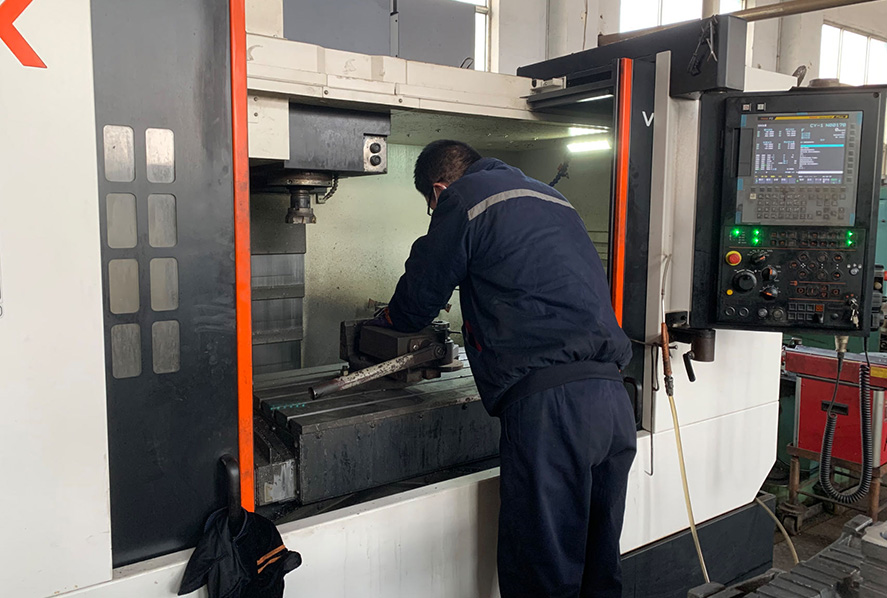Pracownicy produkują części o wysokiej precyzji CNC